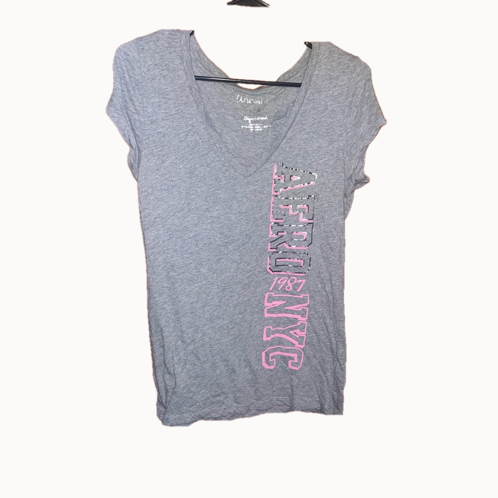 Aeropostale 2000s Vintage/ Retro Grey & Pink Y2K V-Neck Tee *make offers*